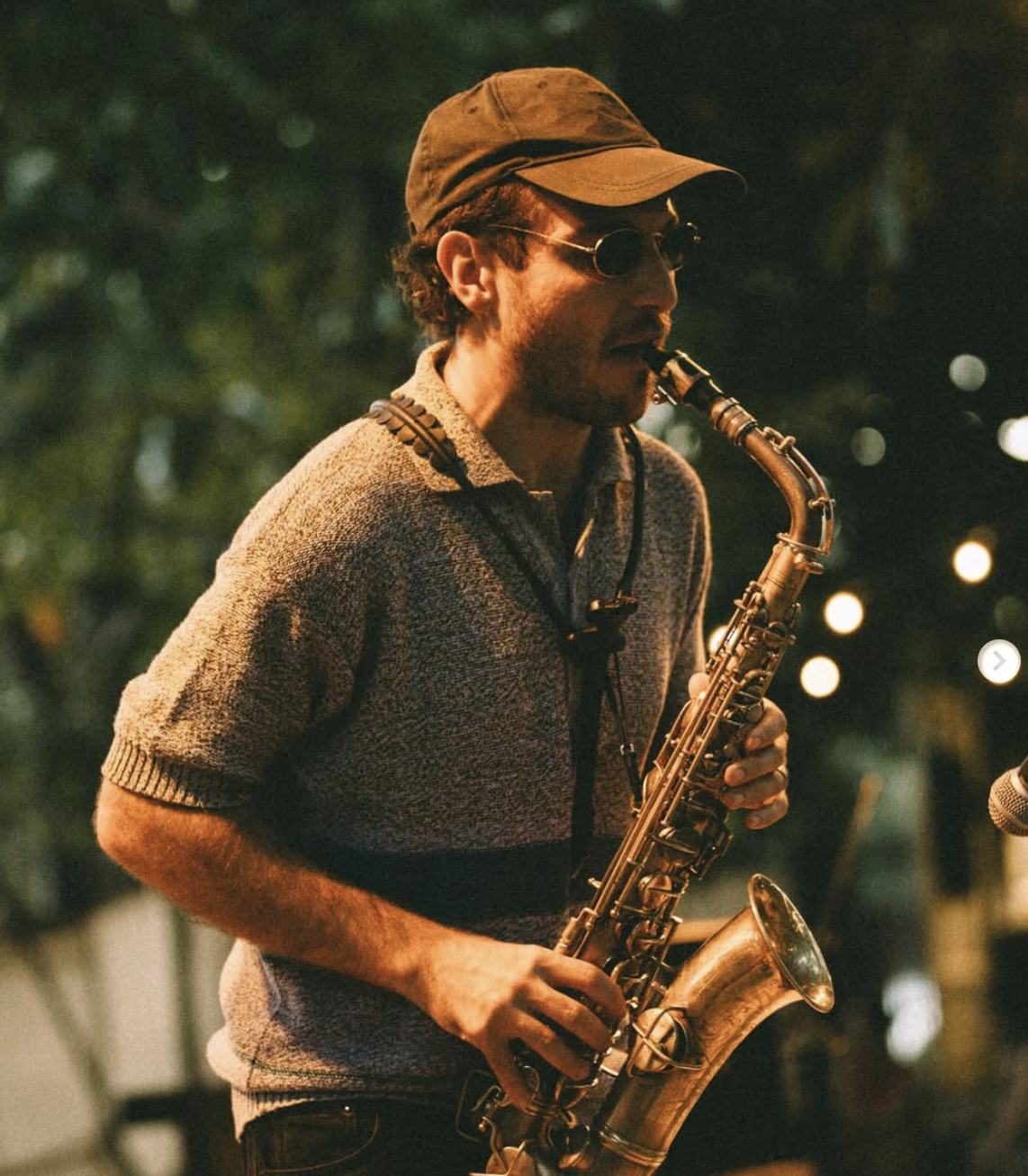 persona tocando el saxofon
